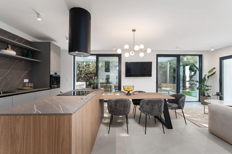 Rymligt vardagsrum och matplats i Istrien lyxlägenhet med öppet kök och modern design