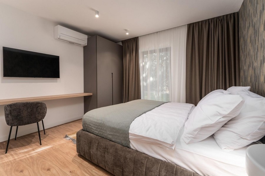 Sovrum i lyxlägenhet i Istrien med subtil belysning och elegant design