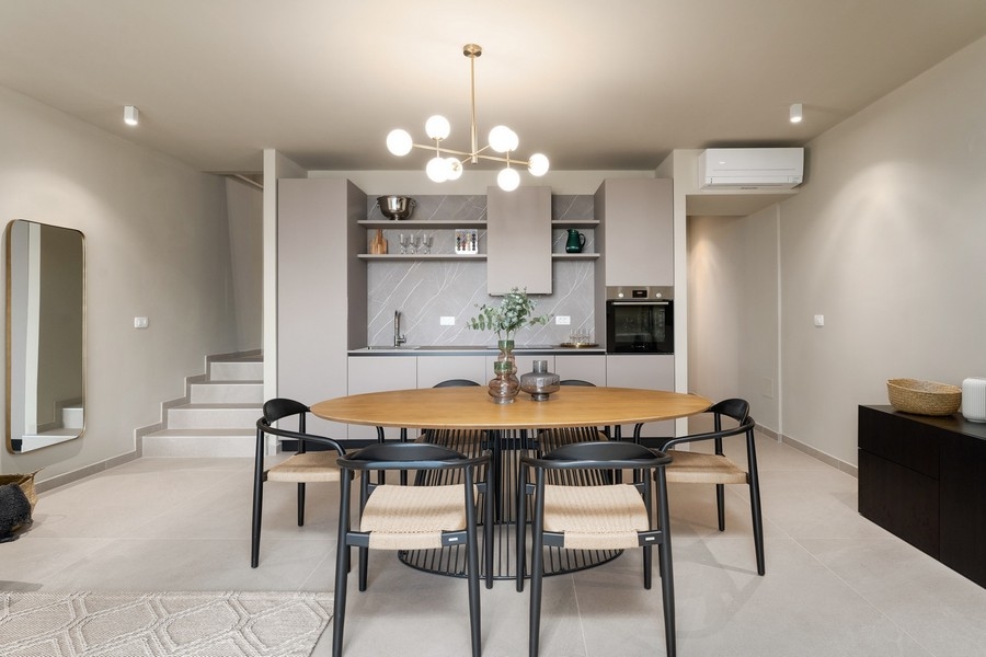 Rymlig matplats i modern lyxlägenhet i Istrien