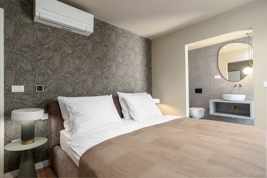 Sovrum i lyxlägenhet i Istrien med designvägg och modern inredning