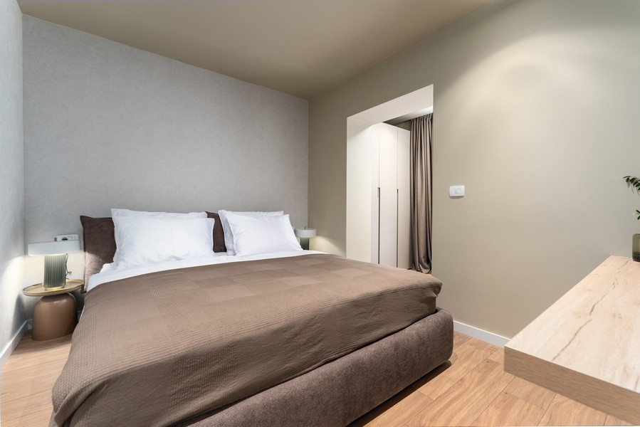 Ljust sovrum i Istrien fastighet med stor säng och modern design