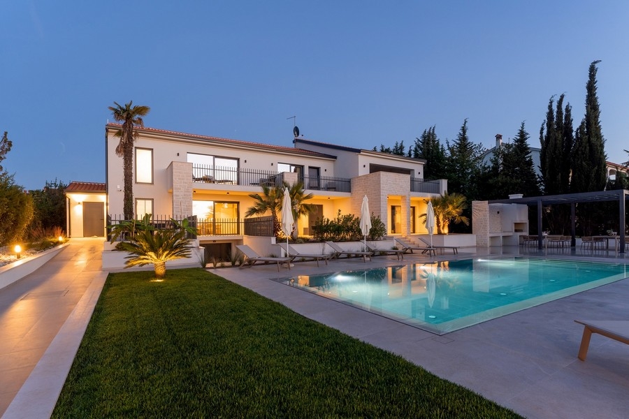 Kvällsbelysning av lyxlägenheter med pool i Istrien