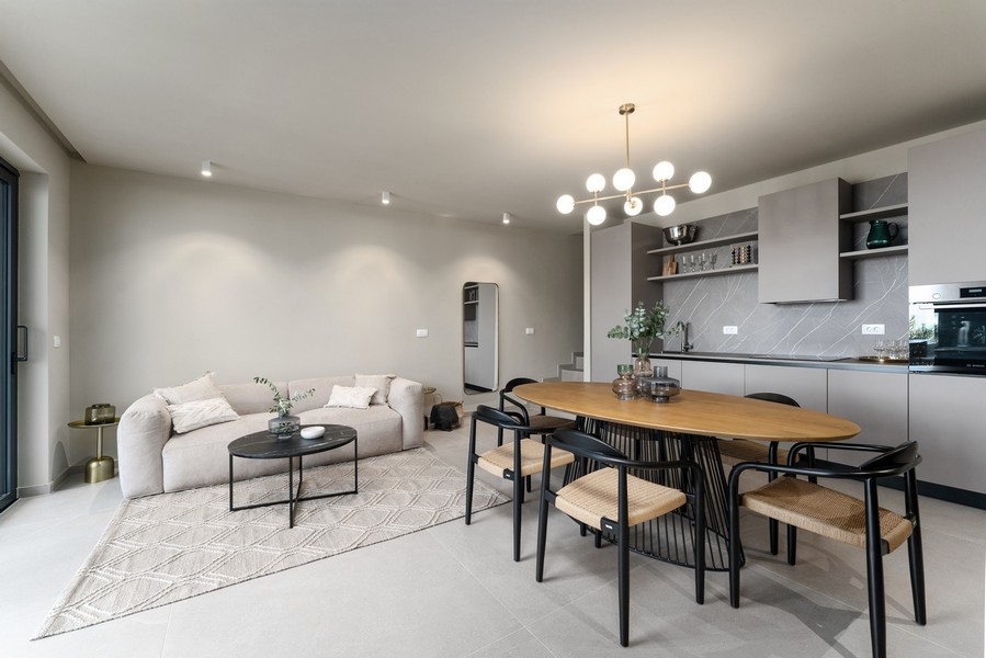 Modernt vardagsrum och matplats i lyxlägenhet i Istrien