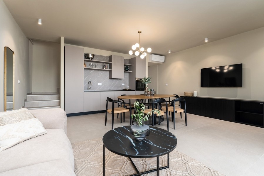 Modernt vardagsrum med kök i lyxlägenhet i Istrien