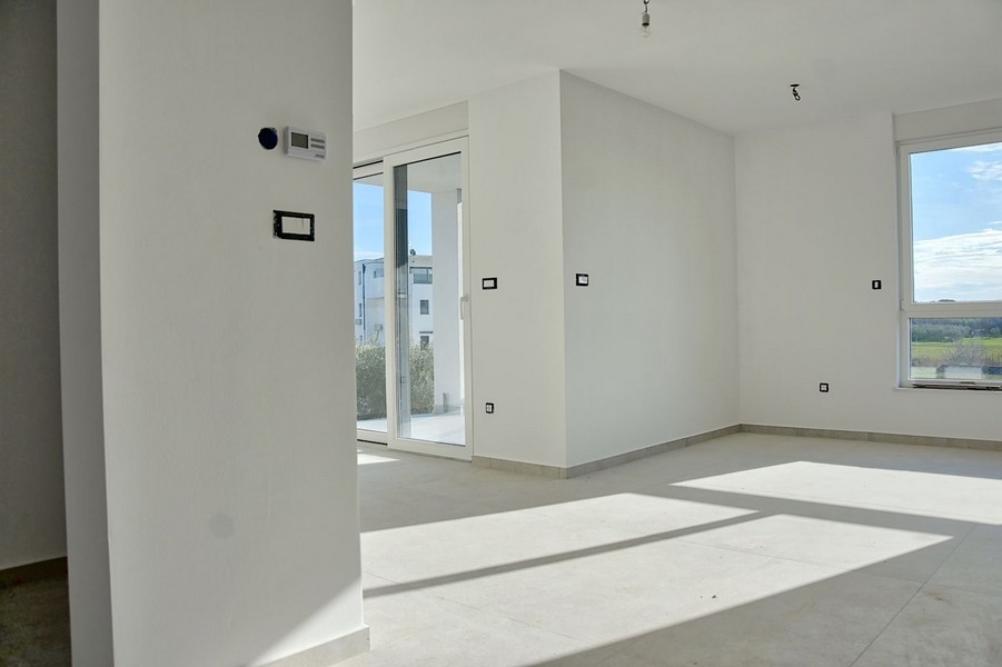 Elegant, ljust rum i en högkvalitativ lägenhet i Istrien med minimalistisk design och tillgång till en terrass