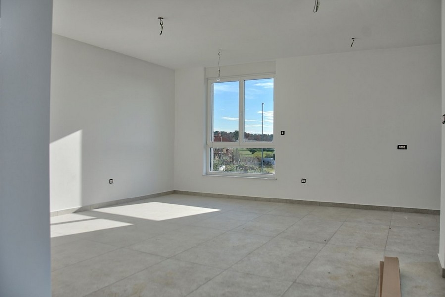 Lyxigt rum med stora fönster och mycket dagsljus, en del av ett exklusivt bostadskomplex i Istrien