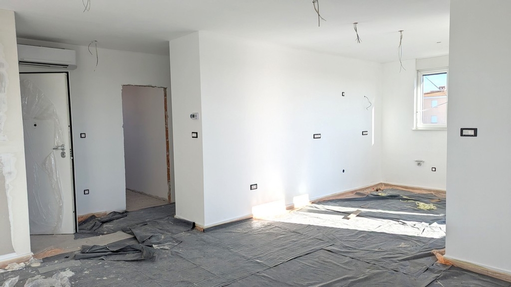 Stort rum som förberedelse för slutmöblering i ett lyxigt boende av hög kvalitet i Istrien