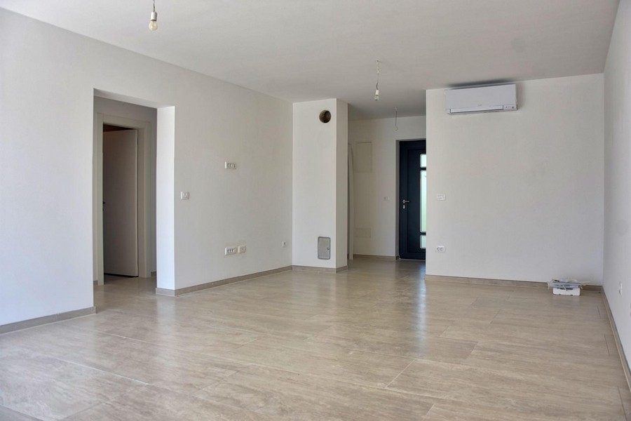 Rymligt vardagsrum med luftkonditionering och neutral färgsättning, fastigheter i Porec