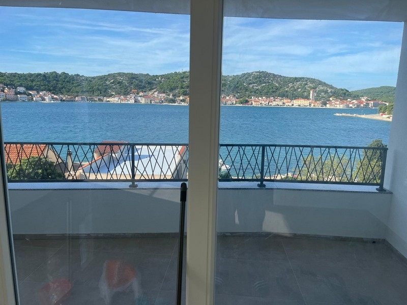 Terrass med havsutsikt och balkongräcken