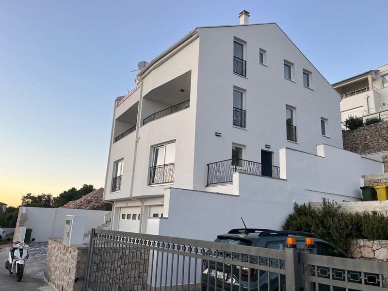 Utsikt från en lägenhet under uppbyggnad, nära havet till salu i Tisno, Kroatien