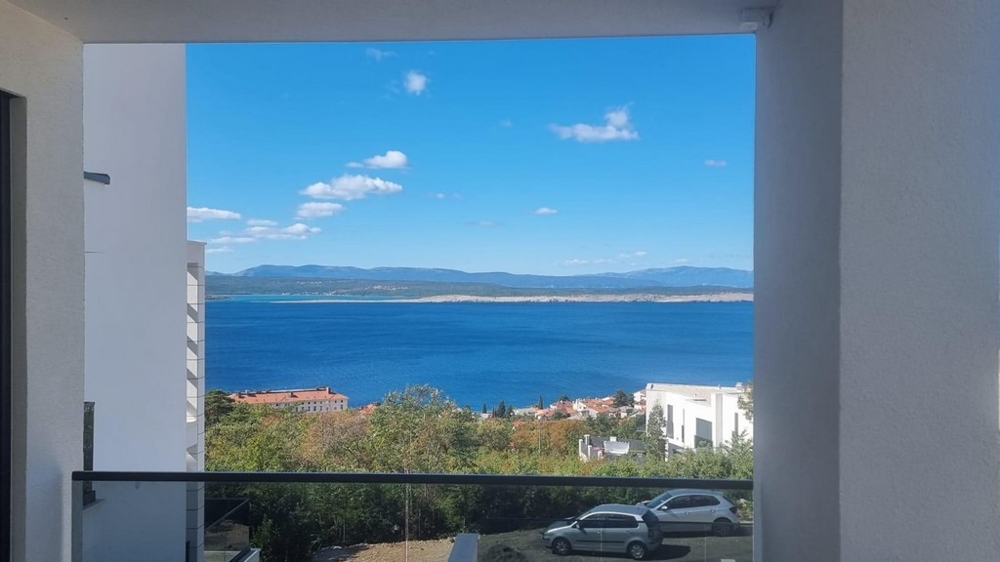 Utsikt över havet genom en öppning från en terrass i en kroatisk lägenhet.