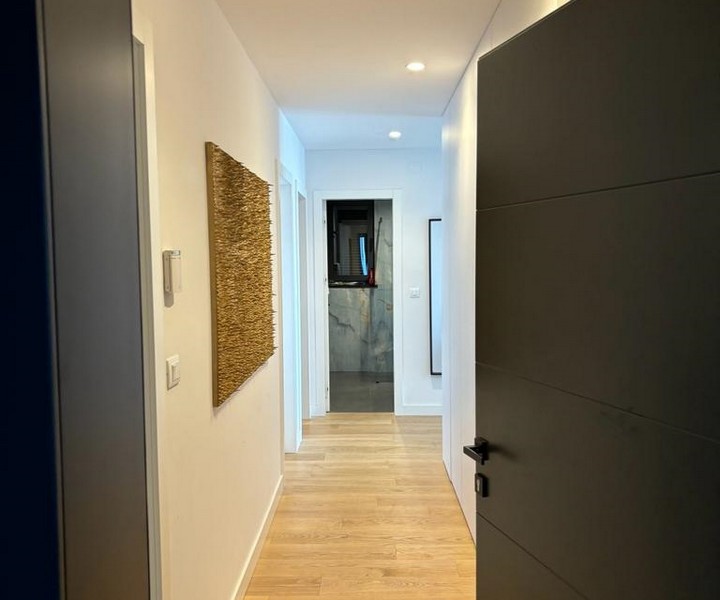 Hall i en lägenhet med trägolv och en konstvägg, till salu i Rijeka, Kroatien.