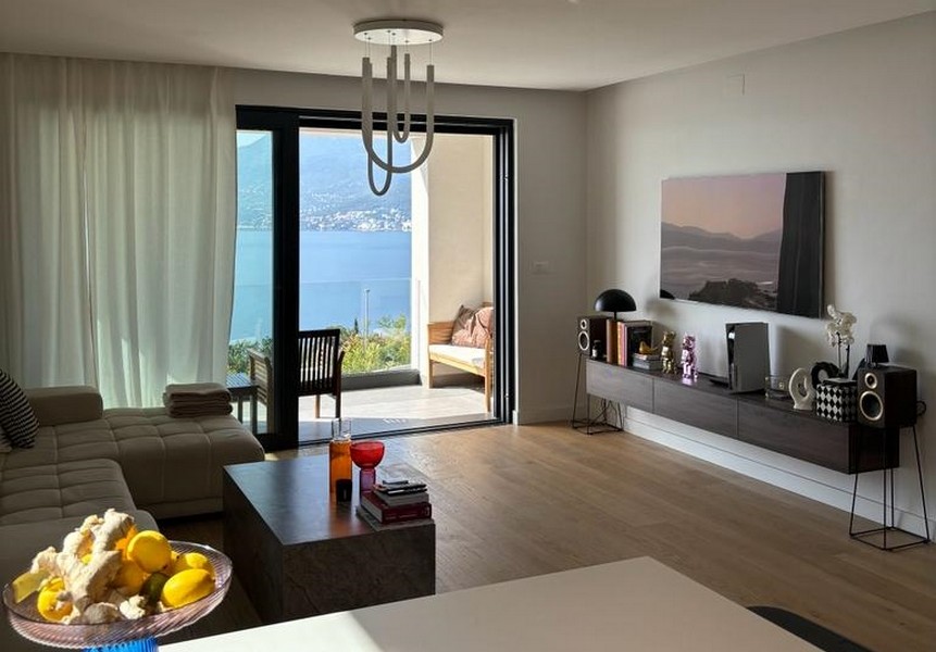 Vardagsrum med soffa, matbord och tillgång till terrass med havsutsikt, till salu i Rijeka, Kroatien.