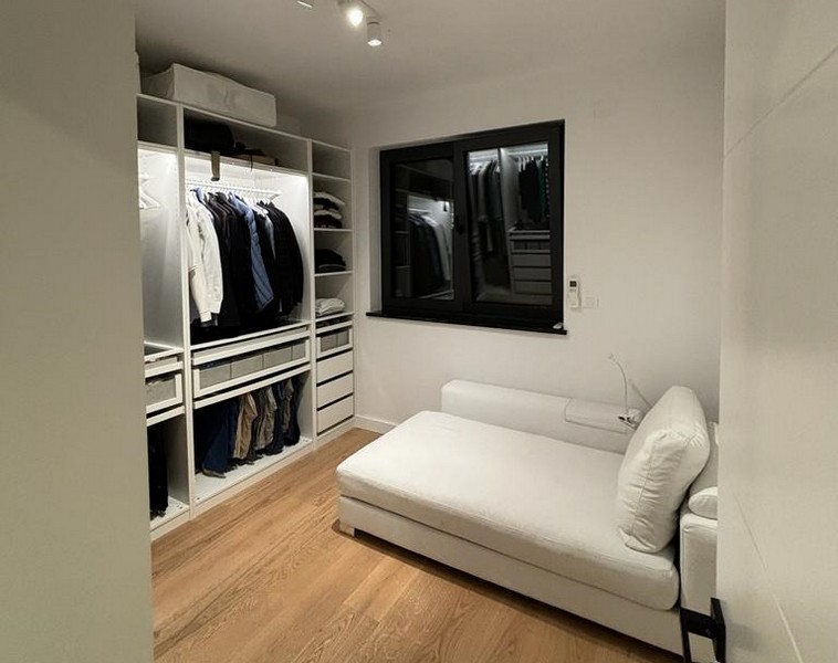 Kompakt gästrum med vit bäddsoffa och inbyggd garderob, fastighet i Rijeka, Kroatien.