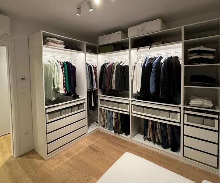 Rymlig klädkammare med hyllor och lådor, i en lägenhet till salu i Rijeka, Kroatien.