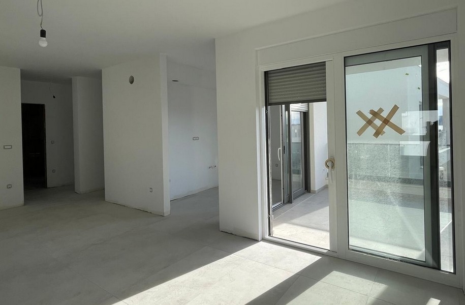 Nybyggnation av ett hyreshus i Kroatien, fastighetsutveckling i en solig dag