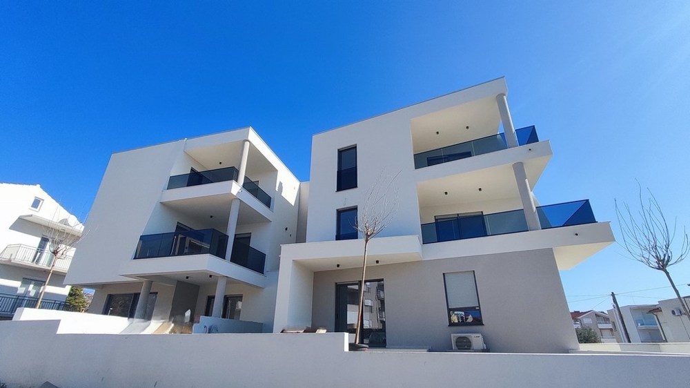 Stadsbostadsområde med utsikt över Adriatiska havet