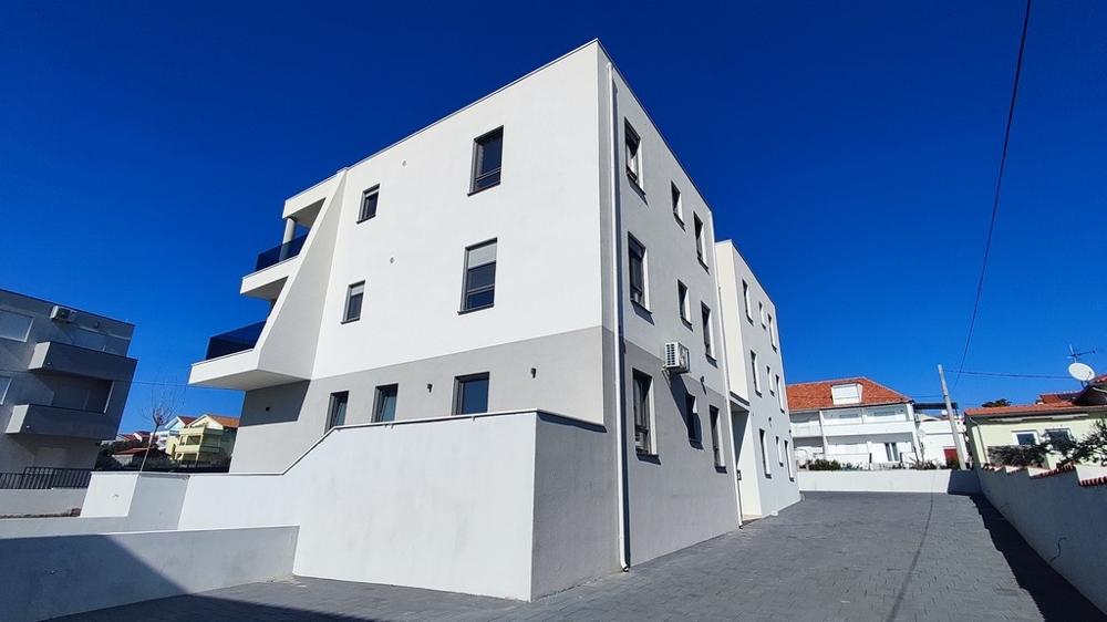 Interiörarbete på en skalbyggnad med havsutsikt i Kroatien