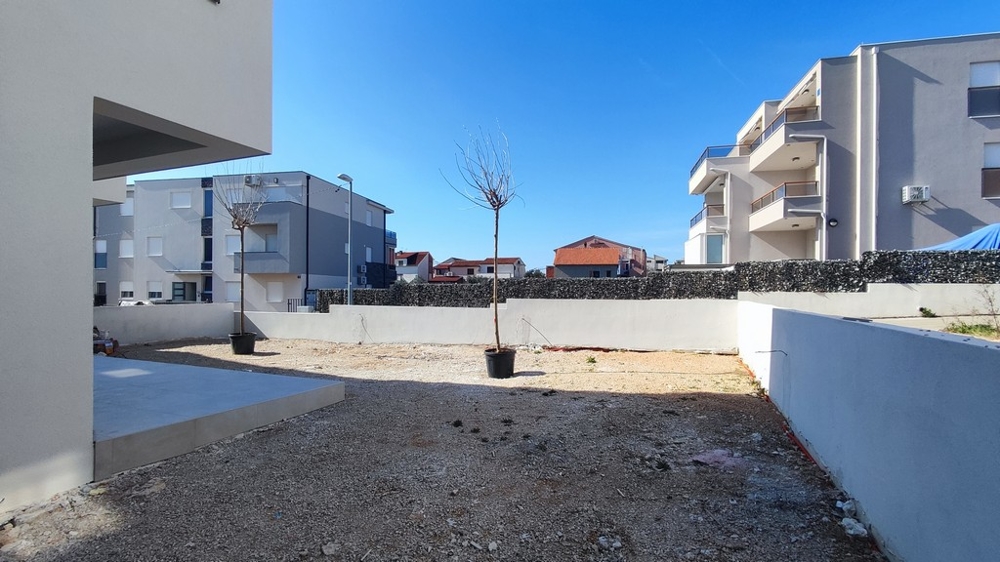 Havsutsikt genom ofärdiga fastigheter i Kroatien