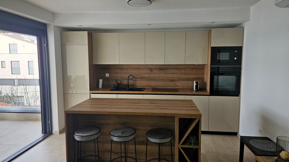 Kök i den moderna takvåningen A3214