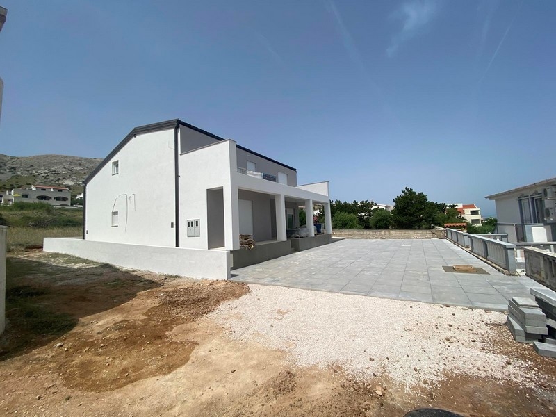 Sidovy av vit lägenhet på övervåningen till salu i Pag, Kroatien