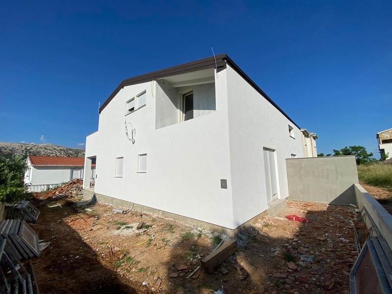 Interiör av lägenheten till salu i Pag, Kroatien, i skalkonstruktion med synligt murverk och konstruktionsverktyg