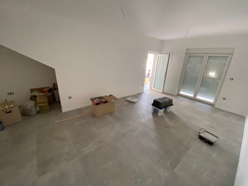 Liten balkong till en lägenhet till salu i Pag, Kroatien, med utsikt över det omgivande området