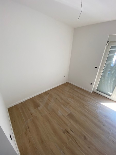 Exteriör av modern lägenhet på övervåningen till salu i Pag, Kroatien, på en solig dag