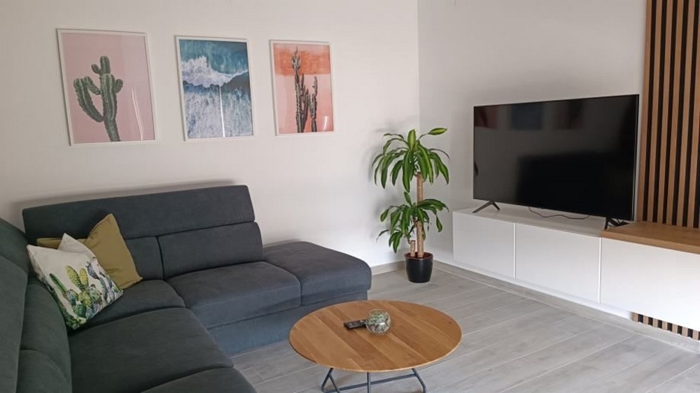 Mysigt vardagsrum med konstverk på väggen i lägenhet, till salu nära Opatija, Kroatien