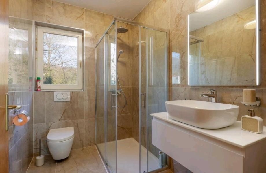 Badrum med dusch och modern utrustning i lägenheten, till salu nära Opatija, Kroatien