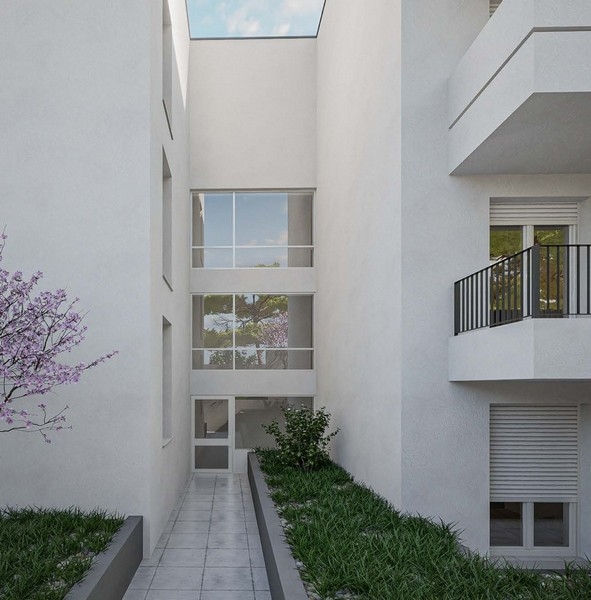 Innergårdsvy över nybyggda lägenheter till salu i Okrug Gornji på Ciovo, Kroatien, med utsikt över den klara himlen.