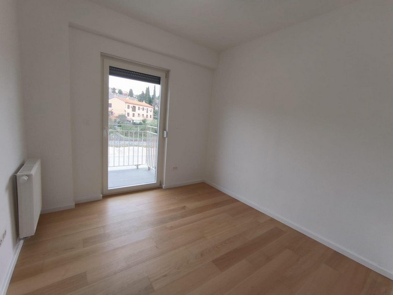 Sovrum med balkongdörr i Rijeka, Kroatien, lägenhet till salu