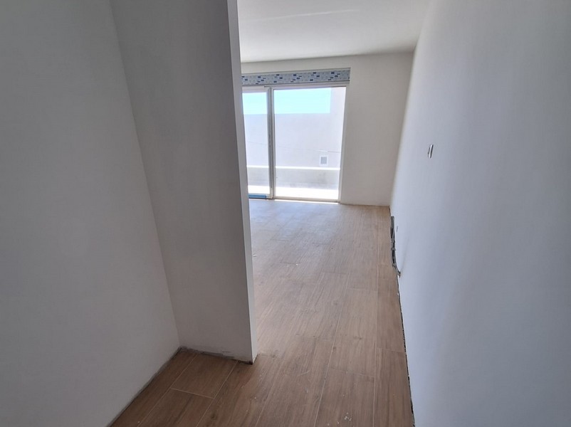 Tom, inflyttningsklar lägenhet med trägolv och fönsterfront mot balkongen i Kroatien, erbjuds av Panorama Scouting