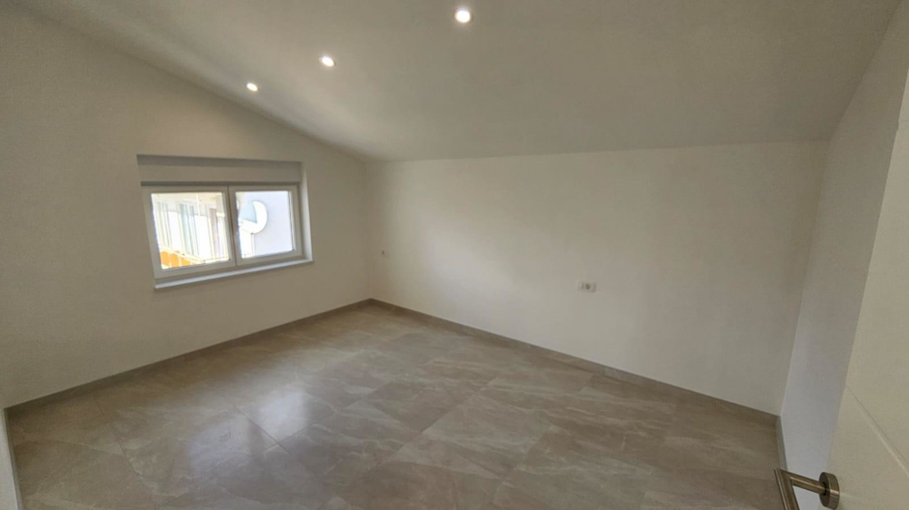 Stort sovrum i lägenhet till salu i Kvarnerbukten, Crikvenica, med naturligt ljus och downlights