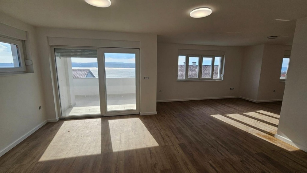 Ljust vardagsrum med trägolv i en lägenhet till salu i Crikvenica, Kroatien, med tillgång till balkong och havsutsikt