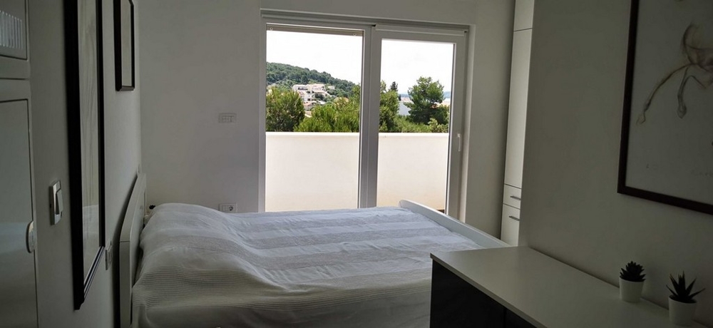 Dubbelrum med tillgång till en privat balkong i lägenhet till salu i Tisno, Kroatien.