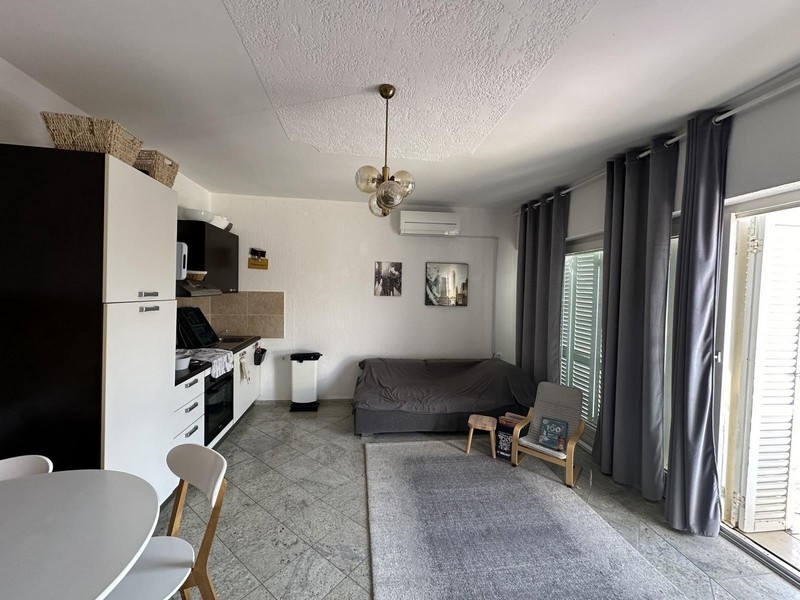 Inredning med öppet kök, vardagsrum med soffa, lägenhet till salu i Tisno, Kroatien