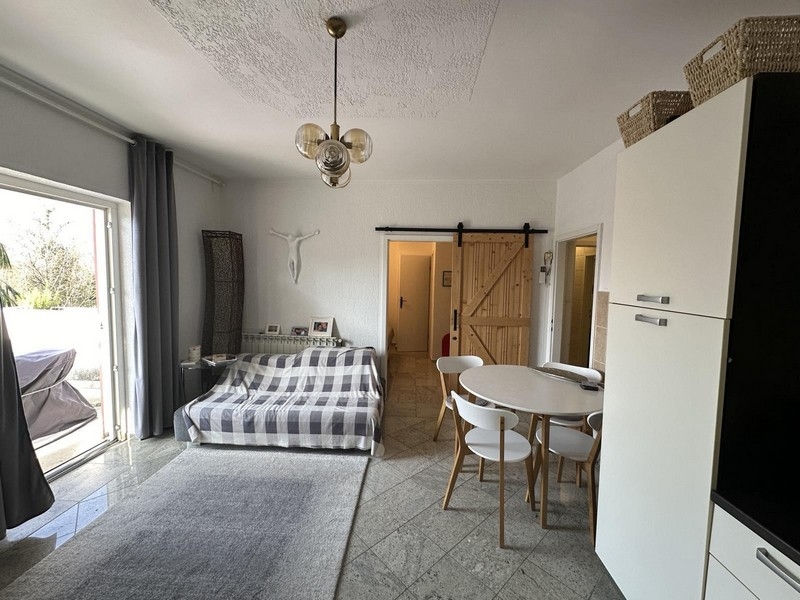 Vardags- och sovrumsdel med bäddsoffa och matbord, fastighet till salu i Tisno, Kroatien