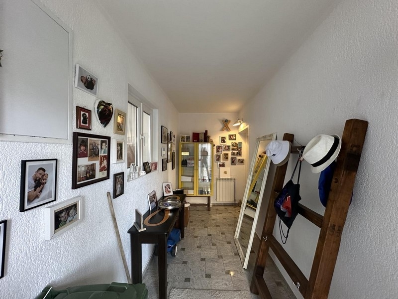 Hall med fotovägg och spegel, en del av en lägenhet till salu i Tisno, Kroatien