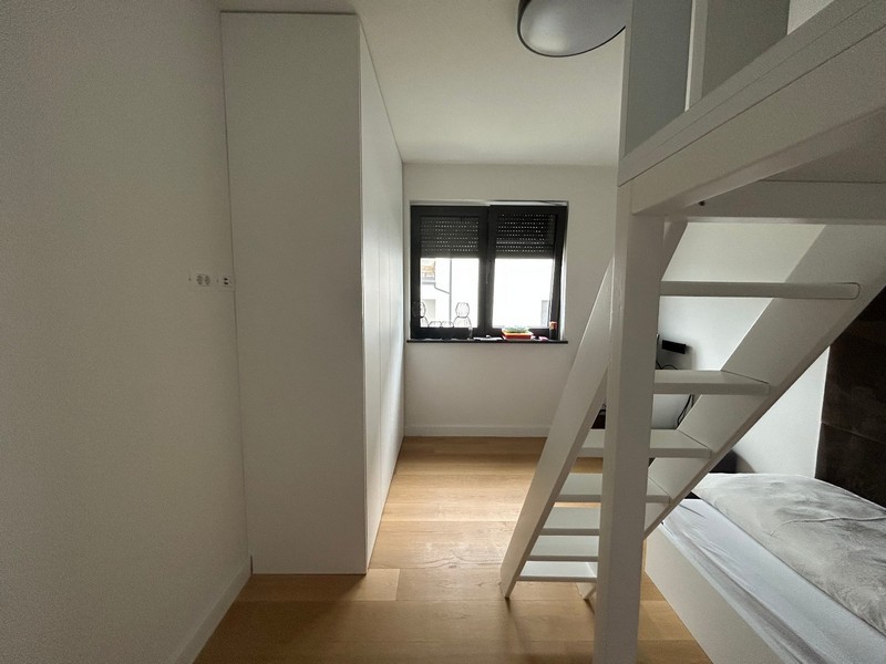 Andra sovrummet med loftsäng och arbetsplats i en modern lägenhet i Rijeka, Kroatien.