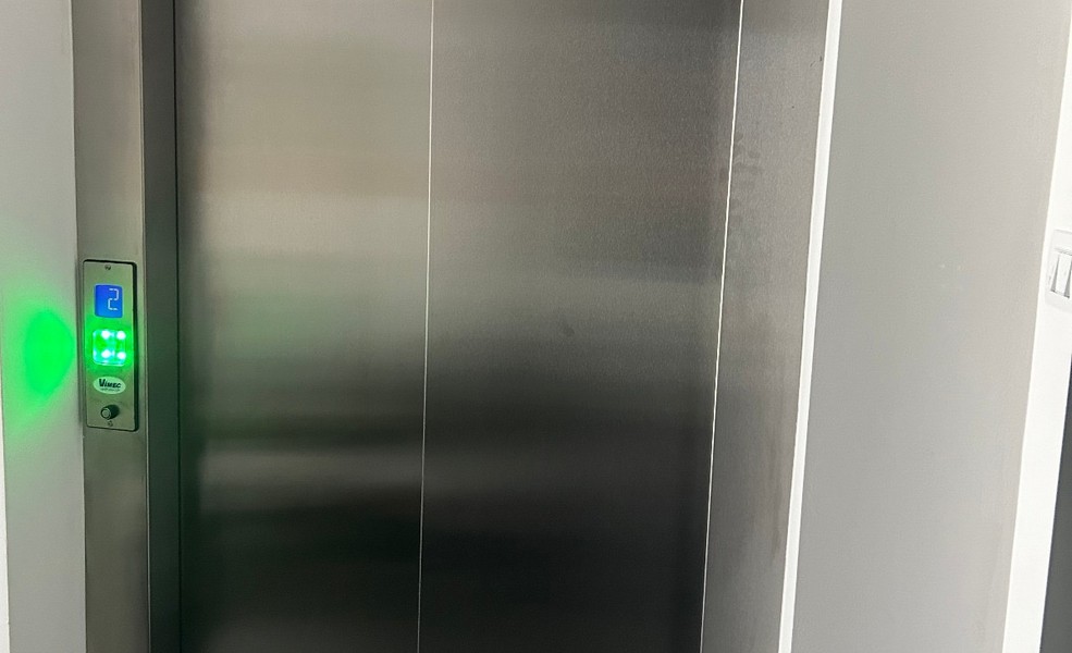 Interiörbild av en modern hiss med dörrar av rostfritt stål i ett hyreshus i Rijeka.