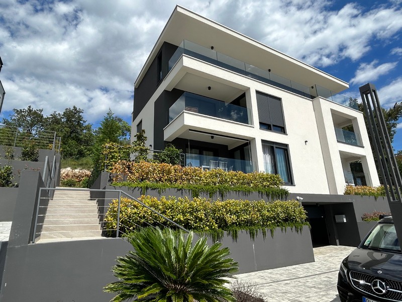 Exteriörvy av ett nybyggt, modernt vitt hyreshus i Rijeka, Kroatien.