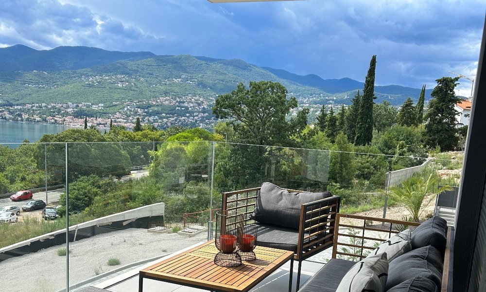 Täckt terrass med utsikt över havet och det gröna landskapet i Rijeka, Kroatien.