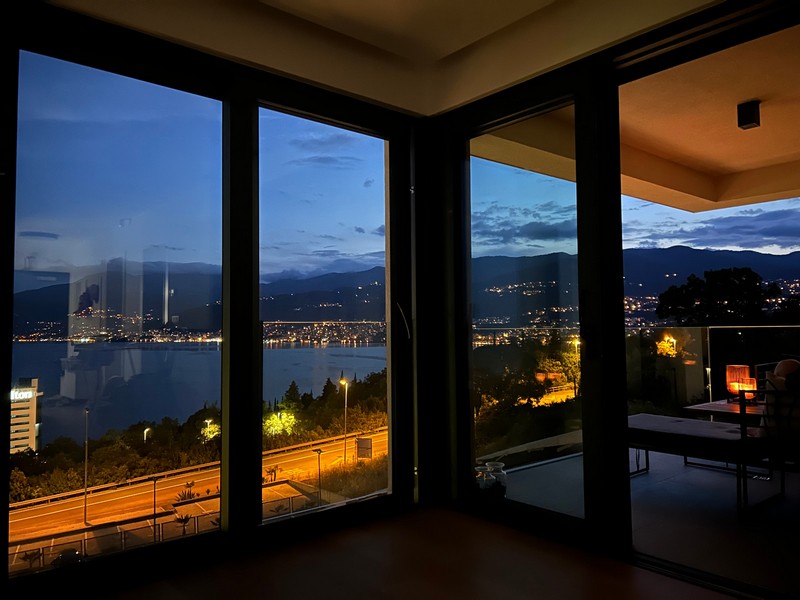 Nattutsikt från balkongen till en lägenhet i Rijeka med utsikt över den upplysta kustlinjen.