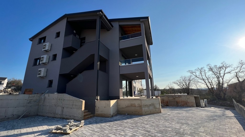 Sidoperspektiv av ett nytt bostadshus på ön Krk, en juvel bland fastigheter i Kroatien.