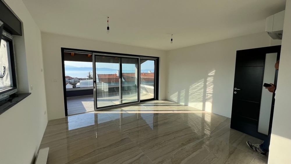 Ljust vardagsrum med direkt tillgång till terrassen, karakteristisk för Kroatiens fastigheter.