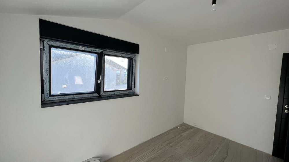 Enkelt rum med fönsterutsikt, potentiellt sovrum i en fastighet i Kroatien