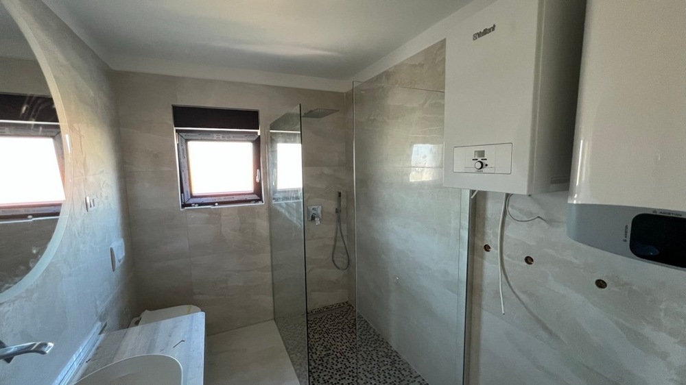 Elegant badrum med modern dusch, kännetecknande för högkvalitativa fastigheter i Kroatien.