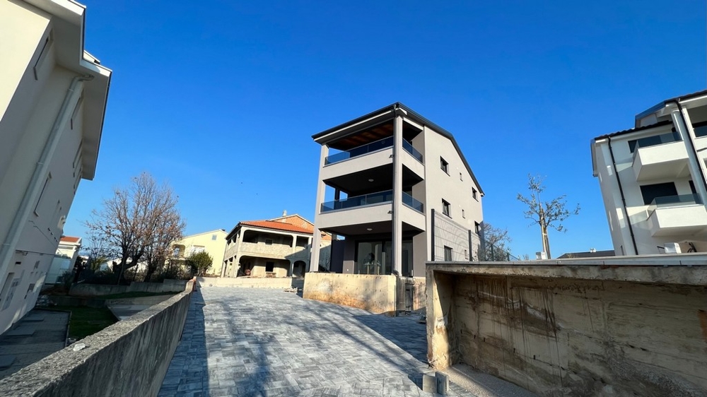 Asfalterad tillgång till den nya byggnaden, en egenskap hos den högkvalitativa fastigheten på ön Krk.