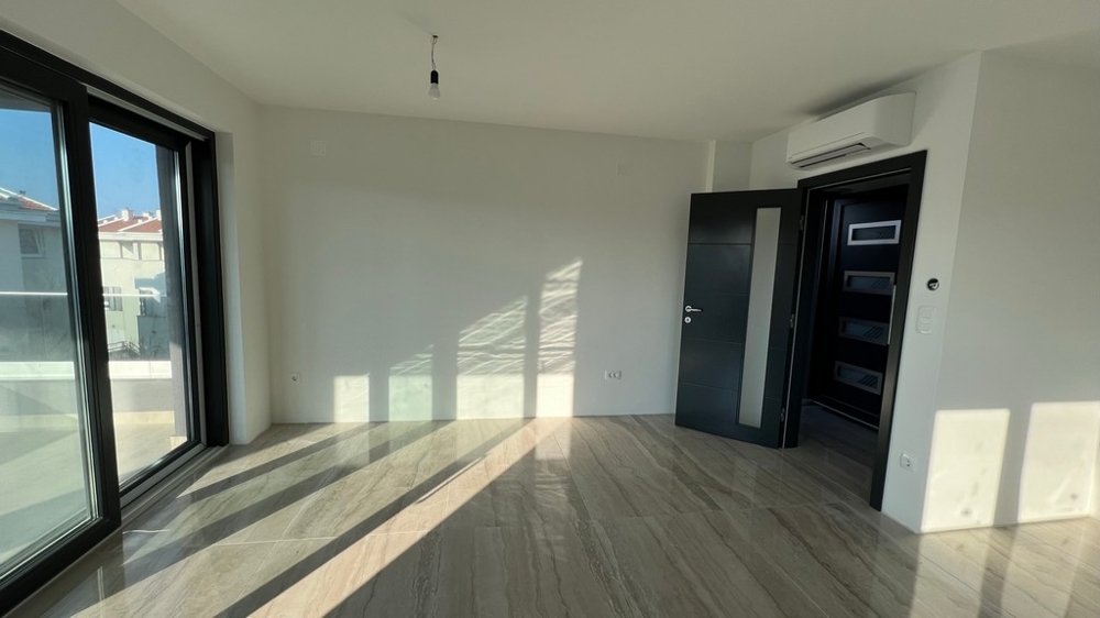 Sovrum med utsikt, förmedlar känslan av lugn och exklusivitet av fastigheten på ön Krk.